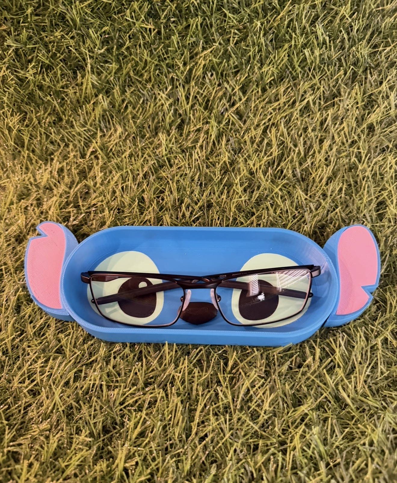Glasses holder - image 1